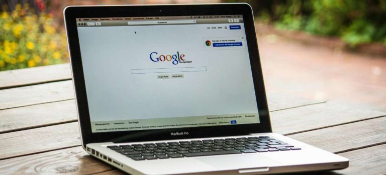 page Google sur un écran pour faire du référencement naturel